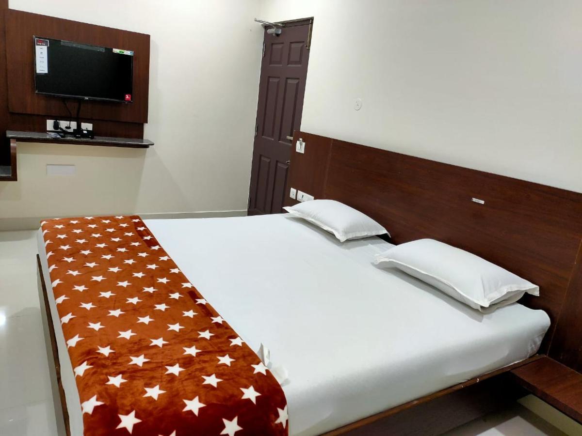 Sri Krishna Residency Hotel Eluru Bagian luar foto